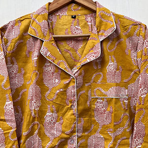 Conjunto de Pijama de Manga Larga 100% Algodón con Estampado de Tigre Personalizado en Color Amarillo para Mujer a Precio de Mayoreo - Product Image 1