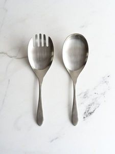 Juego de servidores de ensalada de metal con diseño de mango ergonómico para servir cómodamente y decorar la mesa con estilo. - Product Image 4