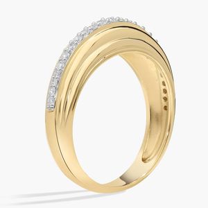 Bague en or jaune sertie de diamants gradués et bombés - Product Image 3