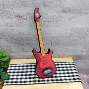 Miniatura de Guitarra de Madera, Figura de Guitarra Eléctrica Roja, Decoración de Instrumento Musical para Casa de Muñecas, Decoración de Escenas DIY para mayores de 14 años - Product Image 3