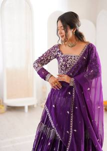 Conjunto de Lehenga con Bordado de Hilo y Lentejuelas, Lehenga de Diseñador con Vuelo de 3.5 Metros, Conjunto de Lehenga con Vuelo Especial para Celebraciones - Product Image 5