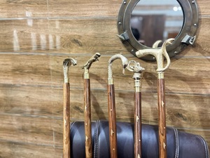 Bâtons de marche rustiques modernes en bois naturel écologique avec poignée en laiton poli, idéaux pour les cadeaux - Product Image 2