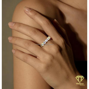 Bague de luxe en moissanite VVS à coupe ronde, cinq pierres, ton or, bande torsadée, élégante, pour fiançailles et mariage, pour femme - Product Image 3