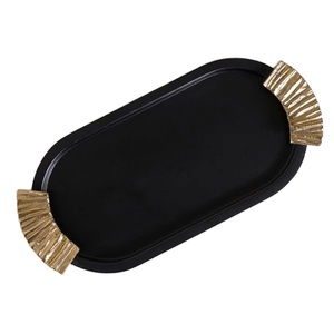 Plateau de service alimentaire en aluminium décoratif de table au design admirable, plateaux de service sucrés, plateau créatif avec poignée design en vente - Product Image 1