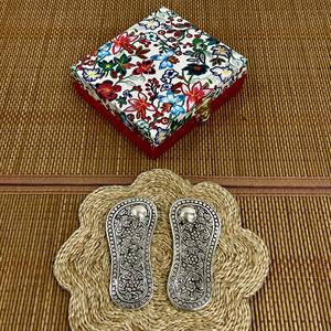 ARTESANÍA METÁLICA HECHA A MANO, CHARAN PADUKA BAÑADO EN PLATA CON EMPAQUETADO EN CAJA ROYAL - Product Image 3