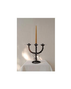 Centro de mesa de candelabros de hierro tradicional de cinco luces perfecto para ceremonias clásicas cenas formales o casas vintage - Product Image 2