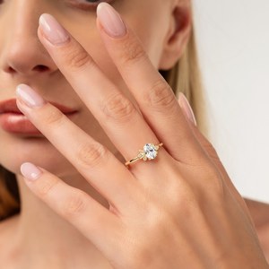 Bague de fiançailles ovale en or rose 10K avec diamant de laboratoire de 1,00 carat, clarté VS1, couleur F, style romantique pour femme, avec diamants latéraux pour soirée - Product Image 4