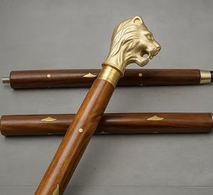 Bâton de randonnée vintage en bois naturel avec poignée en métal, 3 sections, longueur réglable, design sculpté, usage extérieur, capacité de 250 lb - Product Image 5
