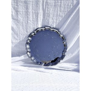 Plateau de service rond en acier inoxydable de style vintage, fait main, idéal comme accent décoratif de table, pour la cuisine, la salle à manger ou comme idée cadeau. - Product Image 1