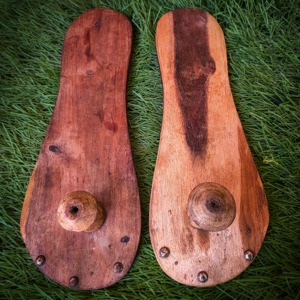 Sandales indiennes traditionnelles en bois faites à la main Khadau Paduka marron pour la méditation, le temple, le yoga, unisexe, anniversaire, 2 pièces - Product Image 2