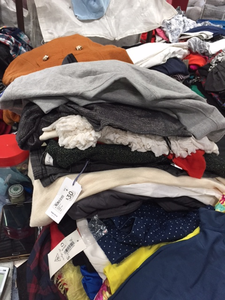 VÊTEMENTS D'OCCASION MIXTES PANTALONS MIXTES FEMMES ET HOMMES MIX D'ÉTÉ FEMMES ET HOMMES MIX D'HIVER ENFANTS MIX D'HIVER BLOUSES EN COTON ROBES - Product Image 5