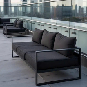 Ensemble de canapés en aluminium/bois d'acacia, meubles d'extérieur, chaises 3 places avec table basse, coussins noirs, OEM ODM, meubles de patio - Product Image 1
