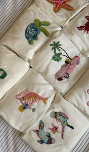 Tissu brodé en coton pour couture et travaux d'aiguille avec motifs estivaux de plage : palmier, parasol, ancre, soleil, lunettes de soleil - Product Image 2