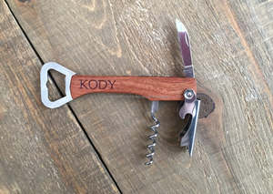 Abrebotellas de madera grabada Acabado personalizado de acero inoxidable Perfecto para regalos de padrinos de boda personalizados y abrebotellas Royal - Product Image 4