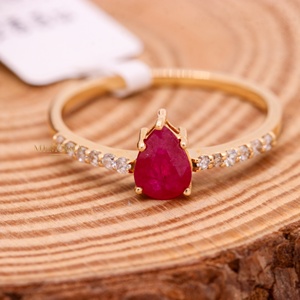Bague solitaire en or jaune 14 carats avec rubis naturel taille poire |   Bague avec accent en diamant, bijoux fins, cadeau pour femmes, prix de gros - Product Image 1