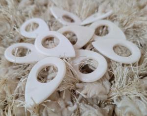 CRAZY CRAFT ชุดปิ๊กกีตาร์ทำมือจากกระดูกอูฐธรรมชาติ 10 ชิ้น พร้อมรูเพื่อการยึดเกาะที่ดีขึ้น - Product Image 2