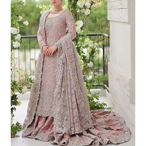 Robe de mariée pakistanaise haut de gamme bleu glace et or antique, richement ornée, avec sous-couche en Banarsi Jamawar - Product Image 2