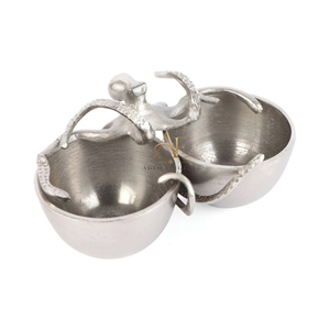 Ensemble de deux bols de luxe en métal argenté avec poignée centrale décorative en forme de pieuvre pour les fruits de mer, les collations et les trempettes, idéal pour la décoration de la maison au bord de la mer - Product Image 1