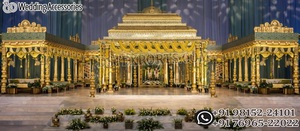 Magnifiques piliers Jali pour mariage sud-indien, Mandap sur le thème Royal Peach avec lustre en cristal, design de Mandap majestueux et drapé - Product Image 6