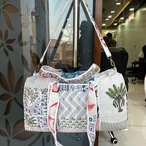Floral Print Quilted Duffel Bag With Shoulder <b>Strap</b> Large Capacity Travel Weekender Bag Textile Material Zipper Closure - Product Image 4