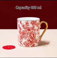 Mug à café en porcelaine fine avec motifs floraux complexes et élégants, bordure dorée et poignée plaquée or