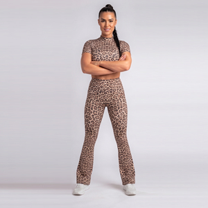 Ensemble de yoga imprimé léopard pour femme : haut court à col roulé et leggings évasés taille haute, 2 pièces en Spandex et Polyester - Product Image 3