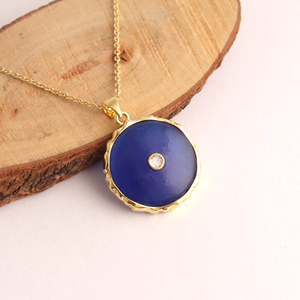 Colgante redondo de jade azul con circonita cúbica, marco de metal con textura chapado en oro de 18k, cadena de latón. - Product Image 3