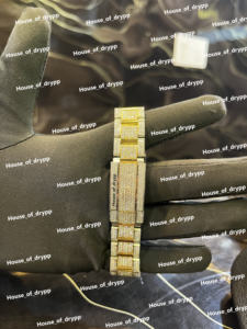 Montre de luxe Iced Out à cadran romain en acier inoxydable avec lunette en diamant VVS cultivé en laboratoire et affichage de la date pour hommes et femmes - Product Image 3