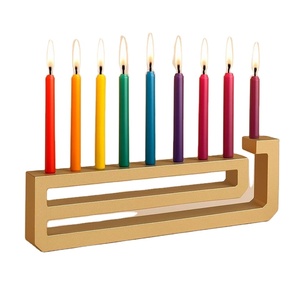 Ménorah moderne colorée pour Hanoucca avec des bougies arc-en-ciel, élégant chandelier juif pour la célébration des fêtes - Product Image 1