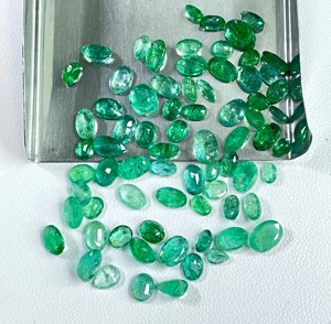 Esmeralda Zambiana 100% Natural, 3x4-6x4mm, Formas Mixtas, 59.65 Quilates, Color Verde Azulado, Gema Suelta para Joyería al Mejor Precio - Product Image 3