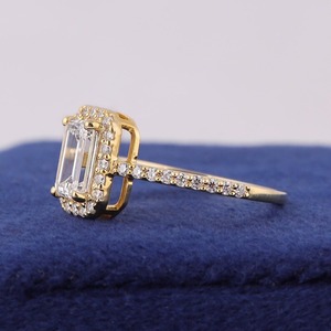Bague de fiançailles en diamant de laboratoire taille émeraude 0,4 carat, sertie halo, or jaune écologique 14 carats, certifiée IGI, luxe - Product Image 6