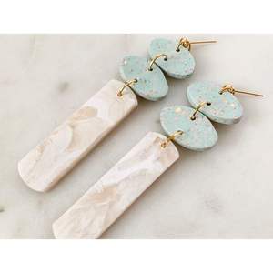 Boucles d'oreilles en résine de qualité supérieure, accessoires élégants en cristal pour les fêtes, les occasions décontractées et les occasions festives, fabriquées à la main pour une durabilité longue durée - Product Image 6