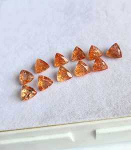 Pierres précieuses calibrées en forme de trionne de 6 mm en pierre de soleil naturelle facettée, couleur orange, pour la fabrication de bijoux. Achetez maintenant en gros des pierres en vrac. - Product Image 3