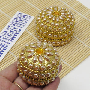 Boîte cadeau traditionnelle décorative en laque scintillante pour les occasions festives, perles dorées élégantes, boîte de rangement pour bijoux - Product Image 1