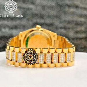 ชาร์ม จิวเวลส์นาฬิกาข้อมือผู้ชายสุดหรูสไตล์วินเทจสีทอง สายขนาด 20 มม. ตัวเรือนสีทองเหลือง กลไกจักรกล ปุ่มกด ตัวล็อคแบบซ่อน หน้าปัดอนาล็อก - Product Image 4