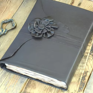 Diario de Cuero Negro Hecho a Mano con Diseño Floral, Cuaderno de Escritura Encuadernado Estilo Vintage, Libro de Grimoares, Libro de Hechizos con Páginas Envejecidas, Regalo - Product Image 4