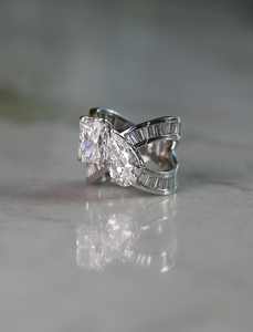 Bague de Fiançailles de Luxe Toi et Moi, Coupe Poire Radiante avec Bande de Diamants de Laboratoire Taille Baguette, Or Blanc 14K 18K, Bague de Mariage, Vente en Gros - Product Image 4