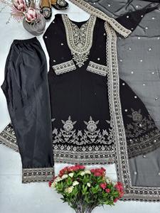 Nouvel ensemble de 3 pièces de créateur, très demandé, spécial Aïd, avec broderie lourde et travail de sequins, idéal pour les mariages festifs et la saison de Diwali - Product Image 3