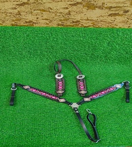 Conjunto de arnés de cuero occidental para caballo con pechera, collar geométrico, conchos, tachuelas, correa ajustable y halter para equitación. - Product Image 3
