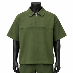 เสื้อโปโลผู้ชายสีเขียวมะกอกแบบซิปสั่งทำพิเศษ (OEM) ทรงโอเวอร์ไซส์ แขนสั้น สไตล์ลำลอง สตรีทแวร์ ขายส่งจำนวนมากจากผู้ผลิตเสื้อโปโลผู้ชาย - Product Image 1