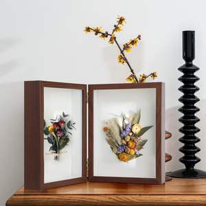 Cadre photo personnalisable en bois massif 100% fait main, écologique, pour table ou montage mural - Product Image 1