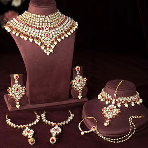 Conjunto de Collar Gargantilla de Lujo Vintage de Aleación con Baño de Rodio y Cristales de Estrás, Pendientes, Maang Tikka, Anillo y Pulsera, Regalo para Mujer - Product Image 1