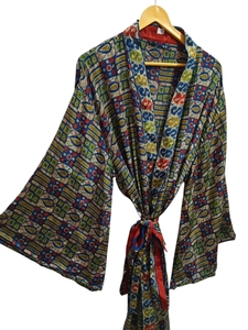 Kimono de Lujo con Parches de Seda, Túnica Larga para Dormir o como Cubre Bikini, Kimono Hecho a Mano con Sari de Seda Reciclada Vintage de la India - Product Image 3