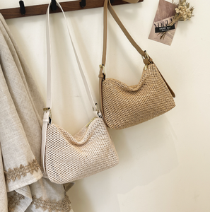 Diffusez une élégance moderne avec ce sac chic en fil naturel, doté d'un design tissé structuré et d'une bandoulière en cuir réglable. - Product Image 5
