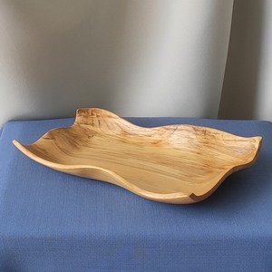 Planche à servir artisanale en bois de saule : Assiette à collation à bords ondulés - Product Image 2