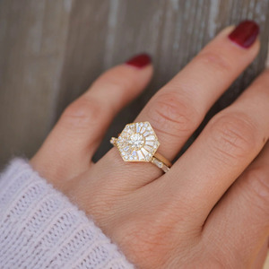 Anillo de Diamantes Cultivados en Laboratorio Art Deco Hexagonal de Oro Amarillo de 14K - Product Image 4
