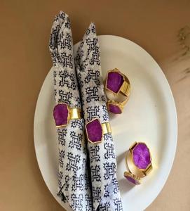Ronds de serviette en agate violette glamour avec base en métal doré pour la décoration de table - Product Image 1