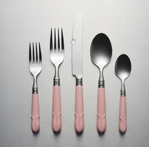 Juego de Cubiertos Minimalistas con Mangos de Silicona Rosa, Acabado Espejo, Aptos para Lavavajillas, Cubiertos Metálicos para Bodas y Eventos - Product Image 1