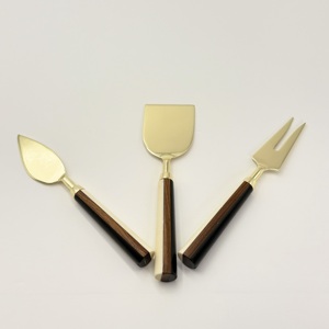 ชุดเครื่องมือหั่นและปาดชีสสแตนเลสสตีลขัดเงาสีทองดีไซน์ใหม่เกรดอาหารพร้อมด้ามจับเรซิ่นขายส่ง - Product Image 3