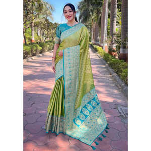 Sari ethnique Elite Weaves vert en tissu pur tissé Zari, pour l'été et l'hiver, avec des tissages contrastés, réversible, séchage rapide, toutes saisons - Product Image 1